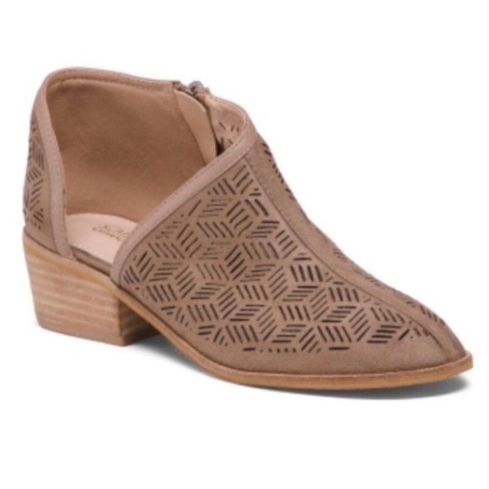 NWB Catherine Malandrino Flakey Cut Out Bootie in Stone‎ Size 6